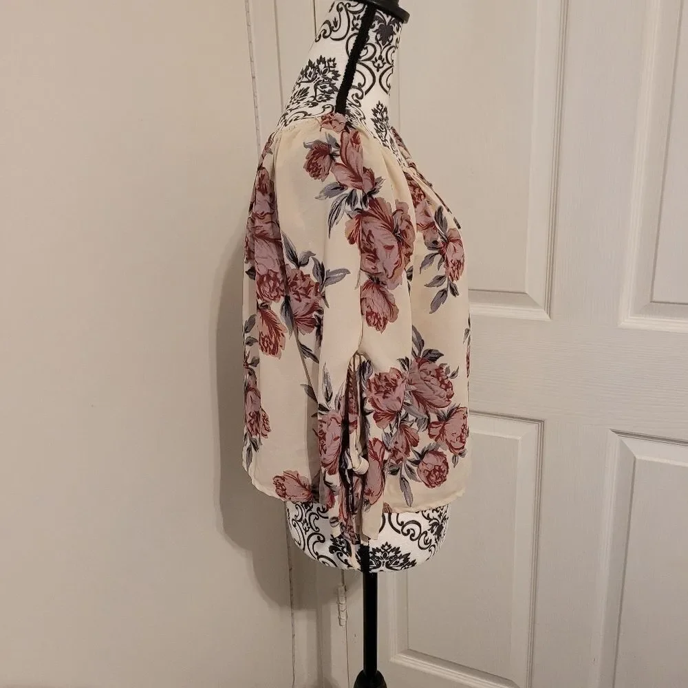 Live 4 truth floral top‎